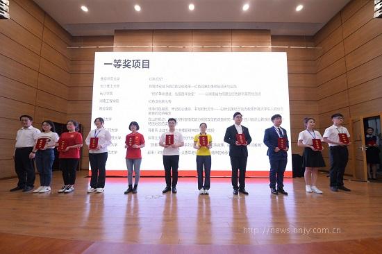 球探体育足球项目组李诗华同学(右四)上台领奖.jpg 球探体育足球项目组李诗华同学(右四)上台领奖.jpg