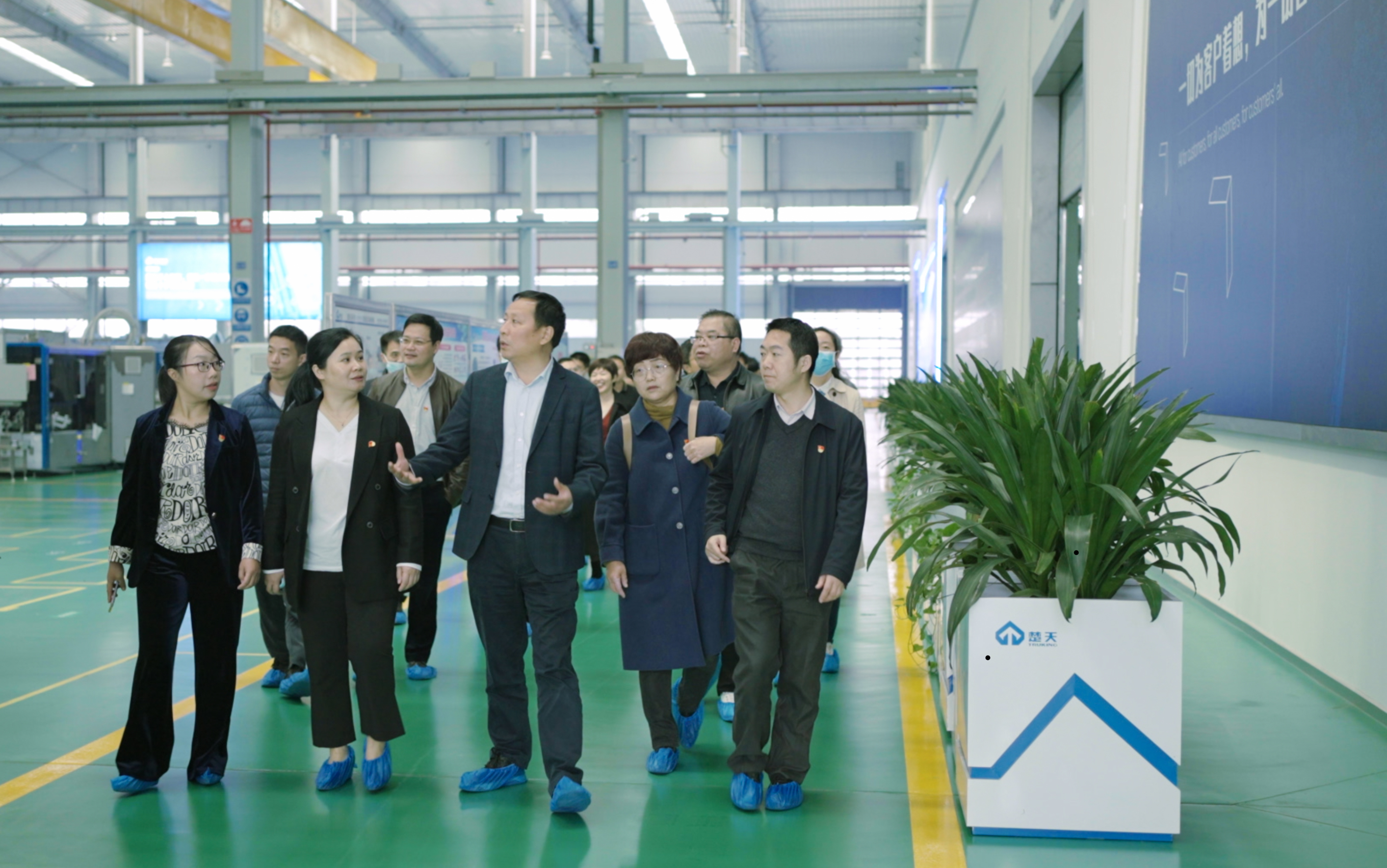 球探体育足球党委委员、副校长魏克湘在企业给机械工程学院教工党员上“微党课”.jpg 球探体育足球党委委员、副校长魏克湘在企业给机械工程学院教工党员上“微党课”.jpg