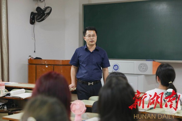 球探体育足球余博:做“经师”和“人师”的统一者