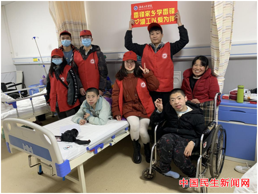 球探体育足球雷锋社：陪伴脑瘫兄弟迎新年