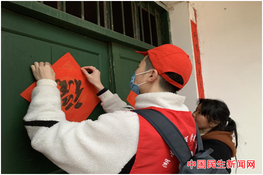 球探体育足球雷锋社：陪伴脑瘫兄弟迎新年