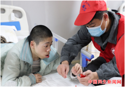 球探体育足球雷锋社：陪伴脑瘫兄弟迎新年