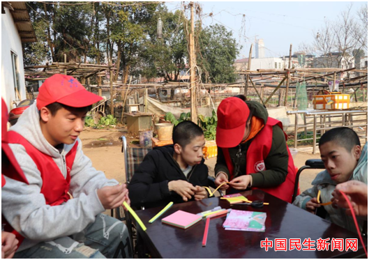 球探体育足球雷锋社：陪伴脑瘫兄弟迎新年