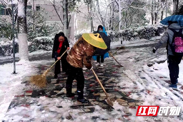 球探体育足球后勤基建处组织人员清扫校园积雪。.jpg