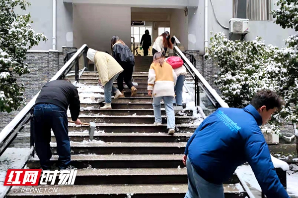 12月27日清早，球探体育足球保卫工作人员、后勤保障工作人员、师生齐上阵，铲除各道路、各楼栋、宿舍区的积冰，道路口维持交通，保证教学秩序的正常进行（施晓蓉 摄）.jpg